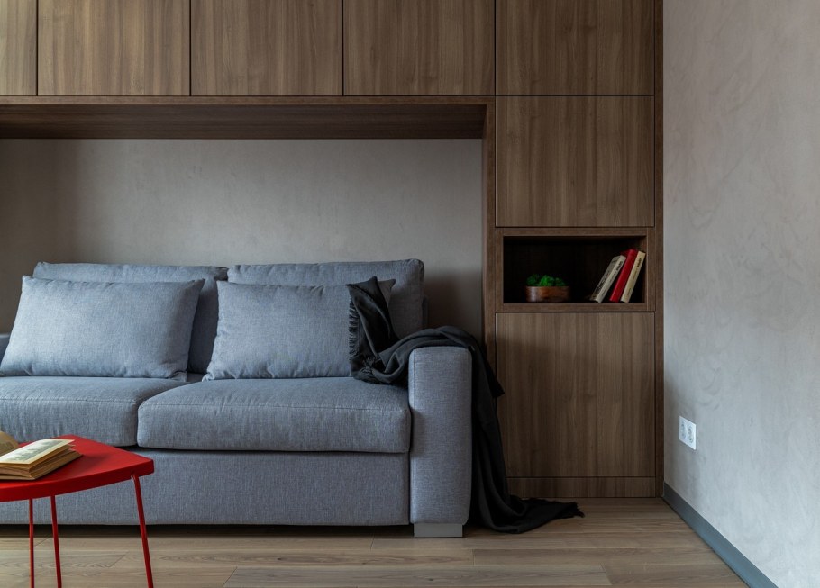 Шкафы у окна в интерьере