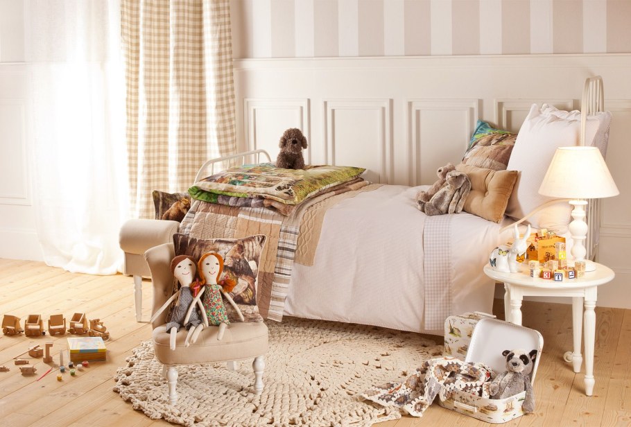 Брошенный плед на кровати интерьер