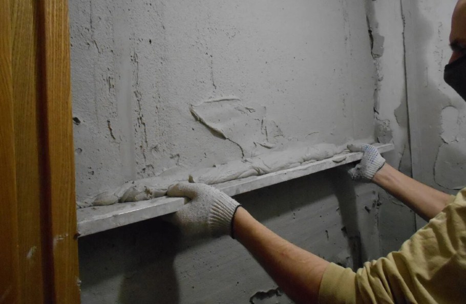 Выравнивание стен штукатуркой