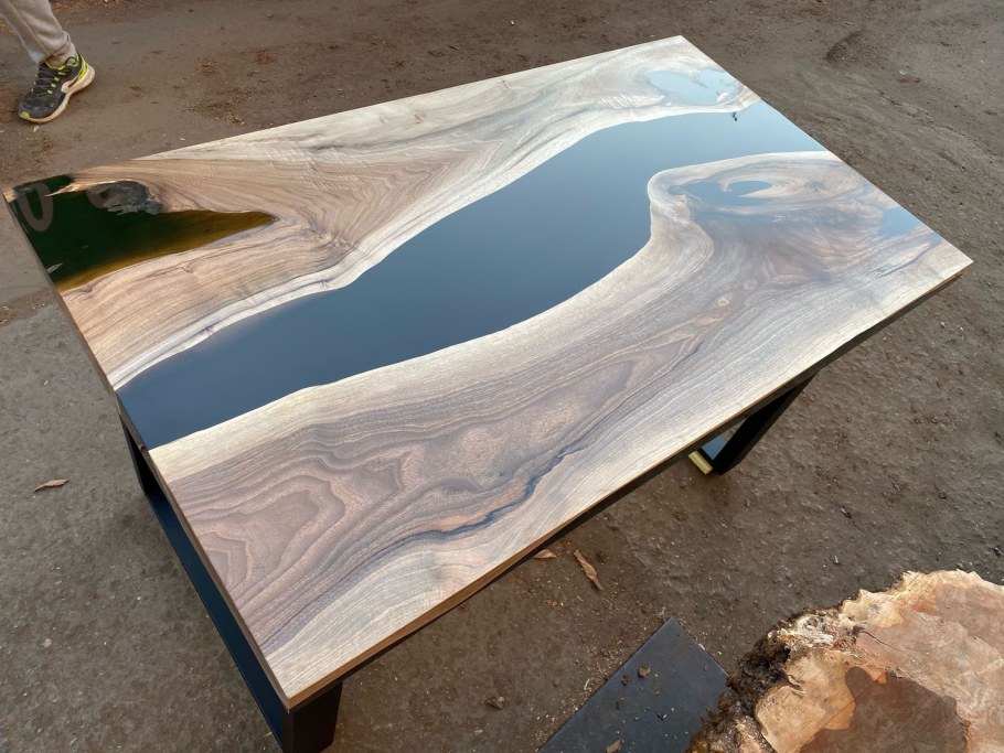 Стол из слэба с рекой