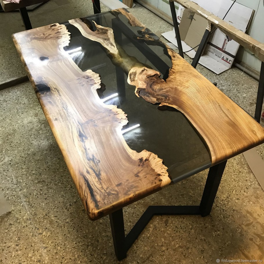 Стол из слэба и эпоксидной смолы