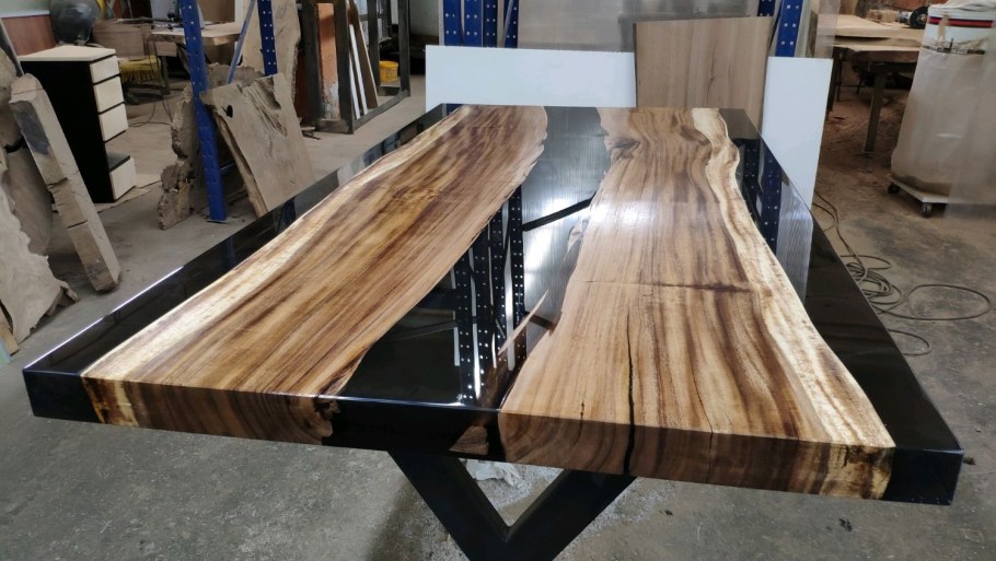 Стол из слэба с рекой