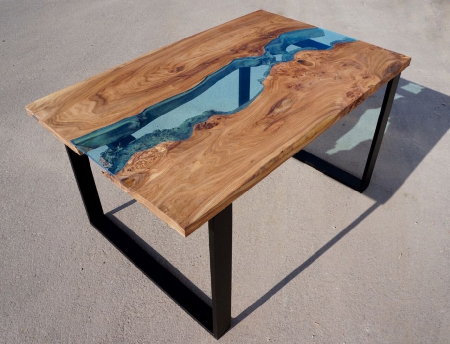 Стол из смолы