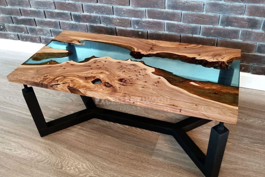 Стол из слэба с черной рекой