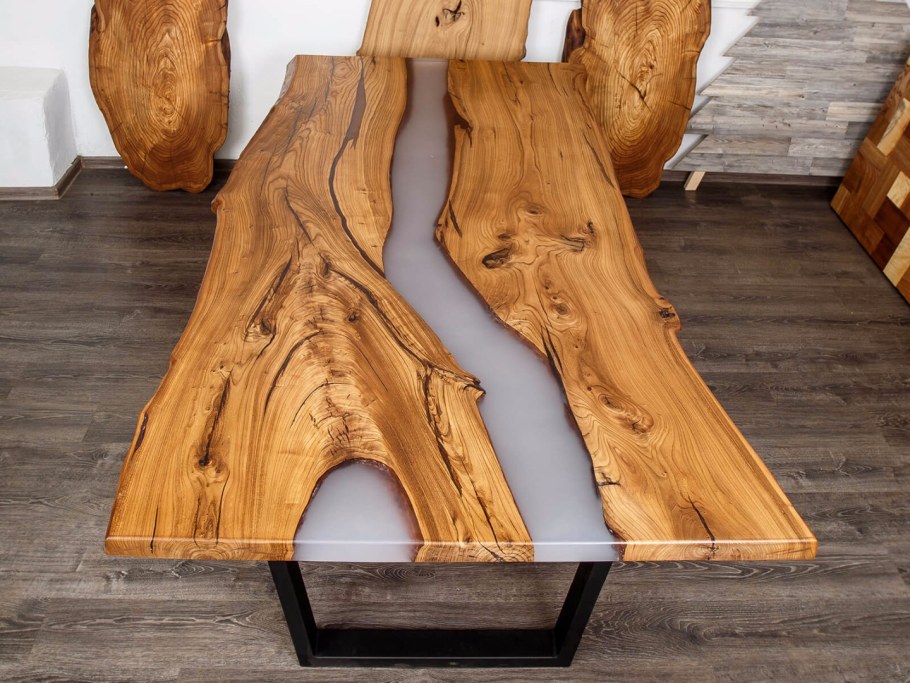 Круглый стол с эпоксидной смолой