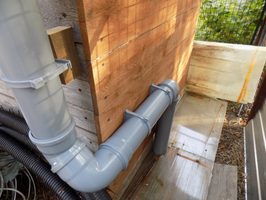 Дачный туалет с вытяжной трубой
