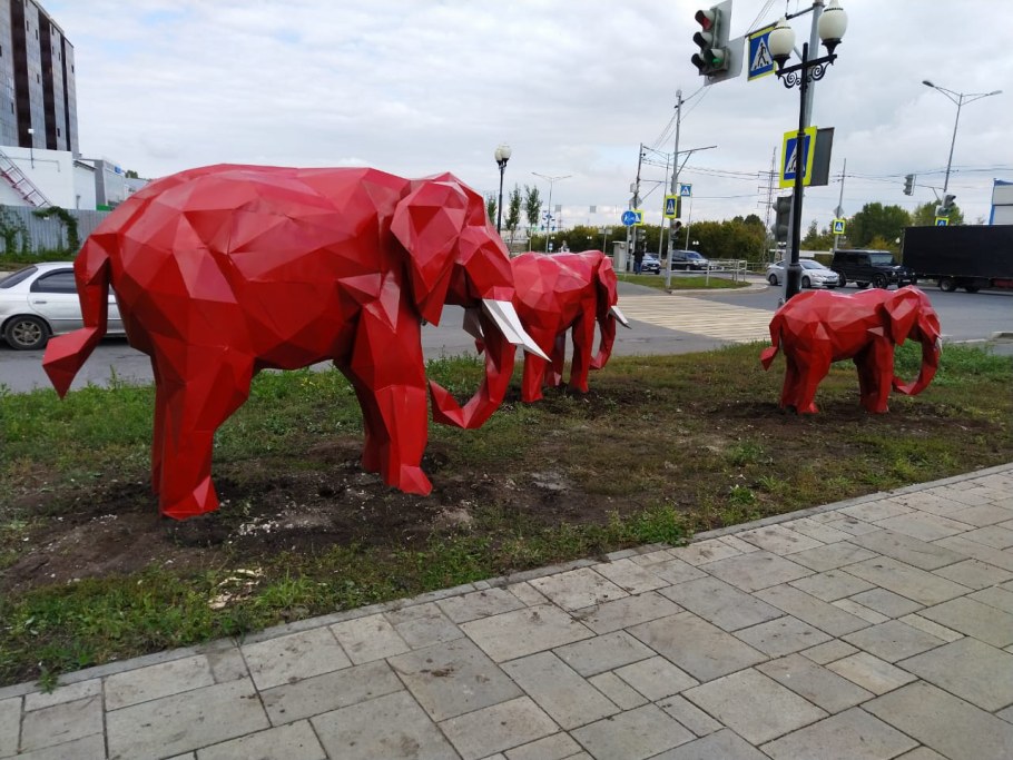 Лавочки с гербом Тамбова на набережной