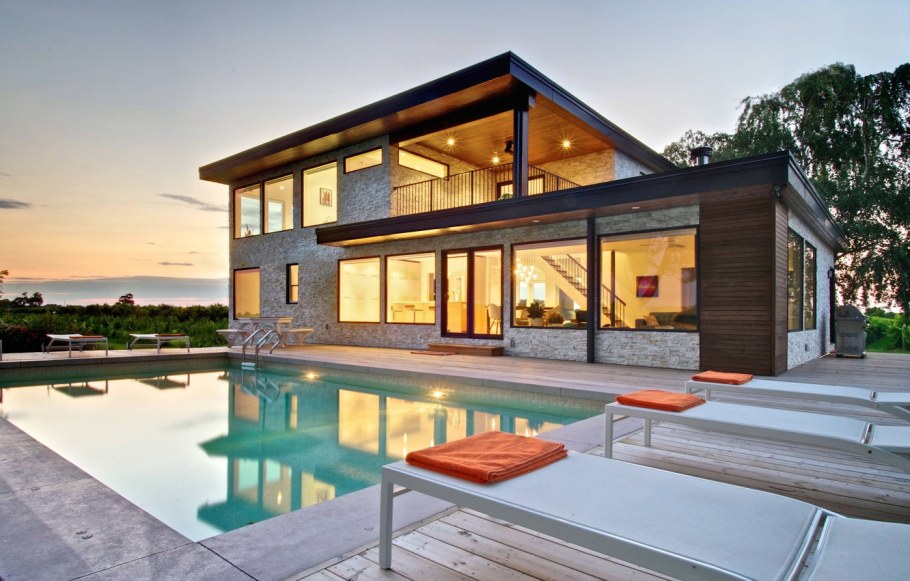 Квадратный дом с бассейном