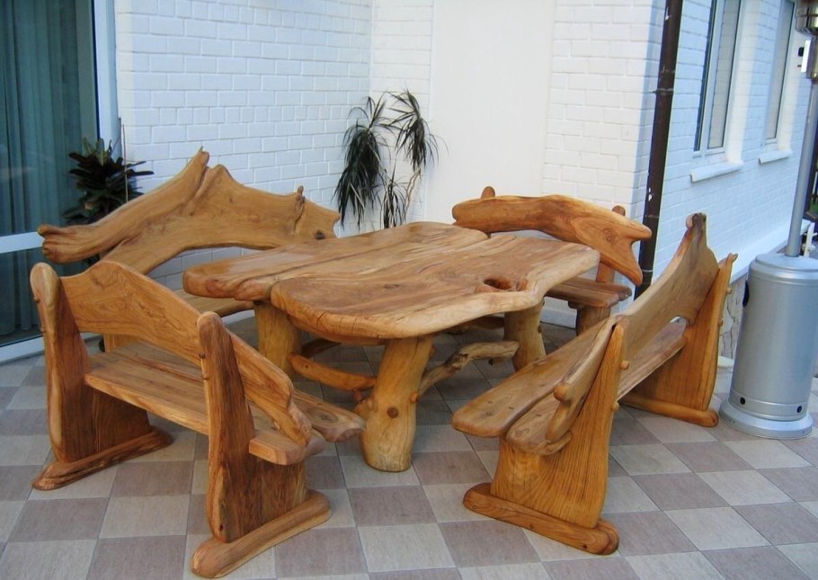 Резная кровать из дерева