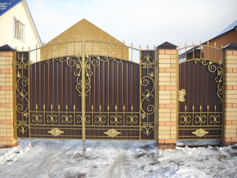 Кованые ворота с профлистом