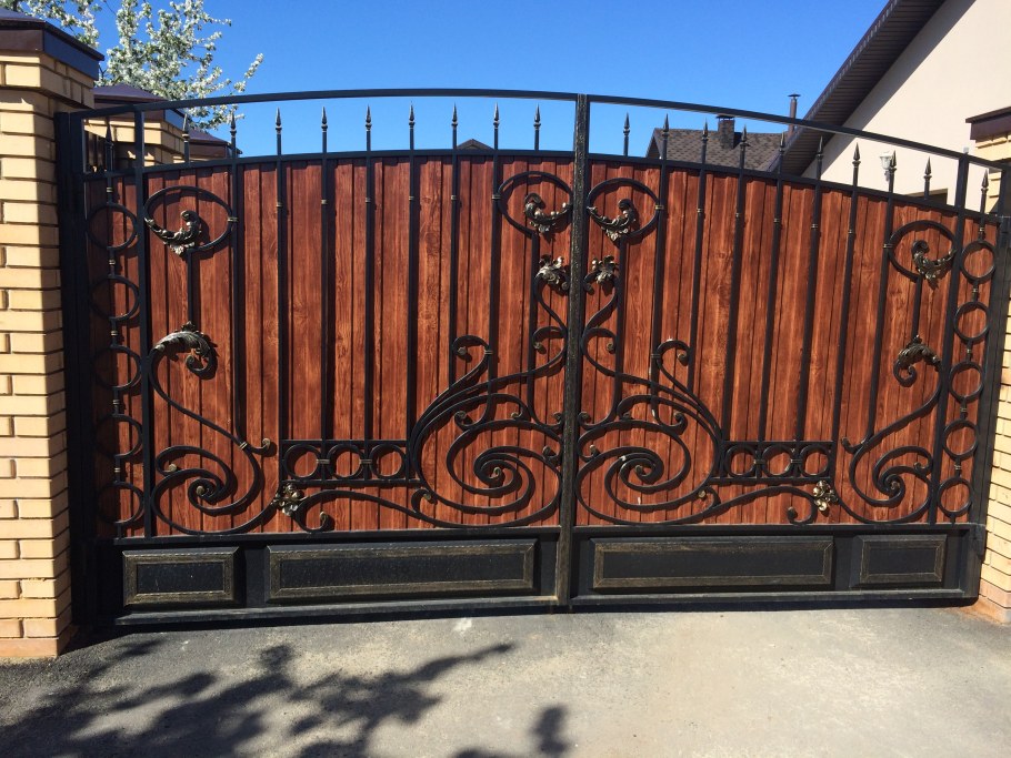 Ворота из профнастила с коваными элементами