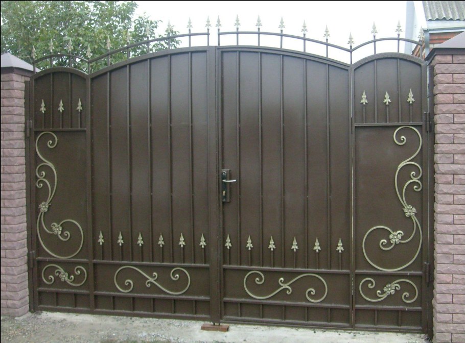 Кованые ворота с профлистом