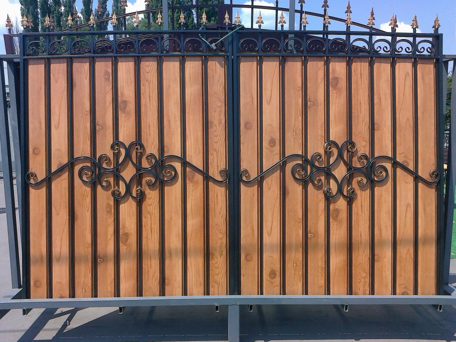 Кованые ворота с деревом
