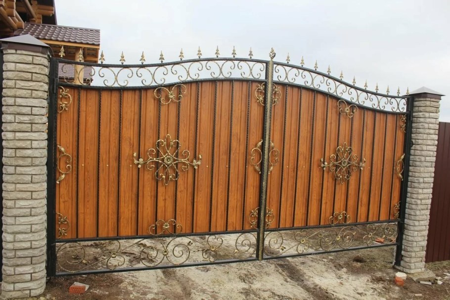 Кованые ворота с профлистом