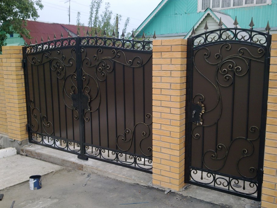 Металлические ворота с элементами ковки