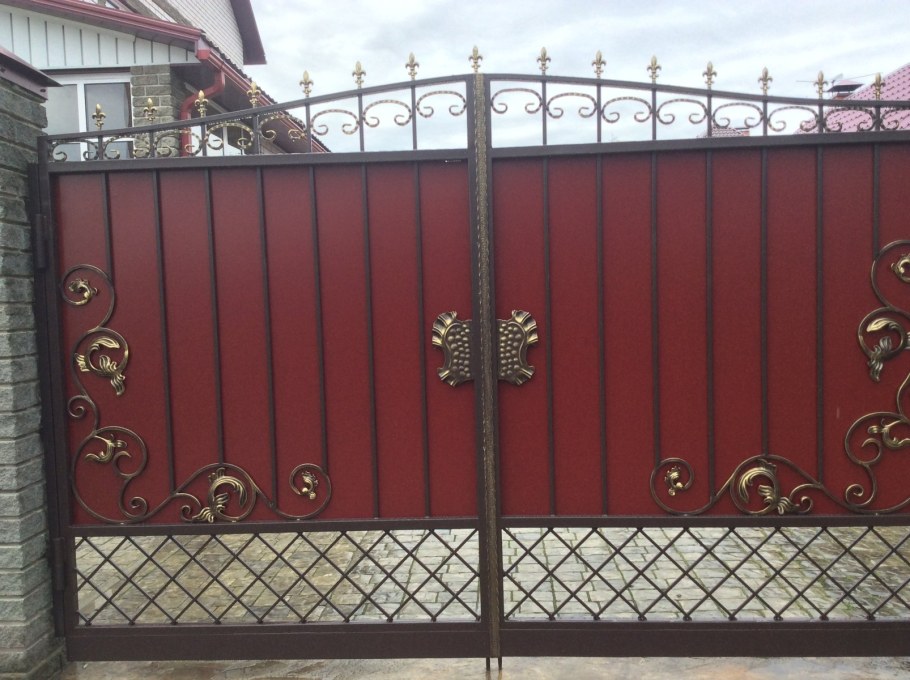 Ворота из профнастила с калиткой с элементами ковки