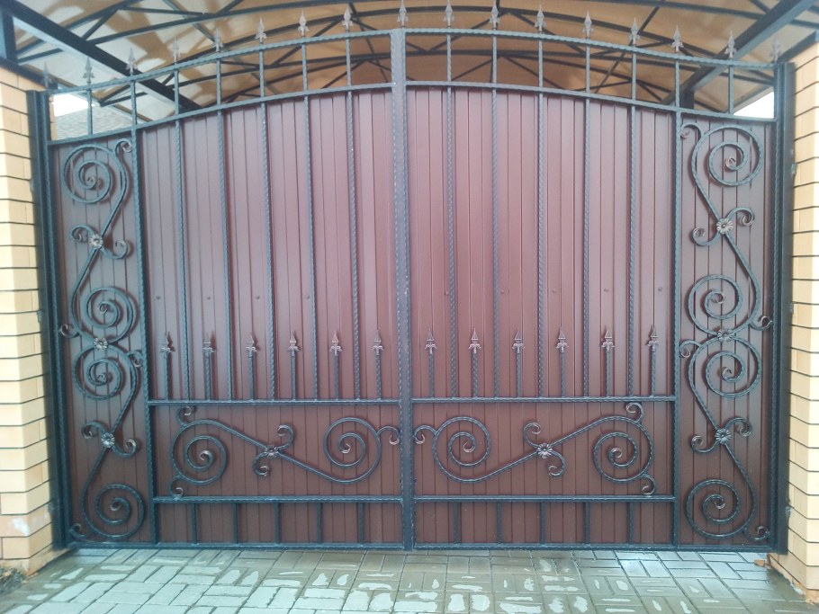 Ворота из профлиста с элементами ковки