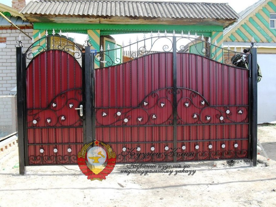 Ворота из профнастила с ковкой