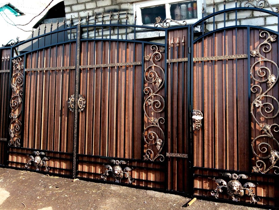 Кованые ворота с листьями