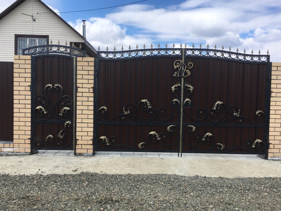 Кованые откатные ворота с калиткой