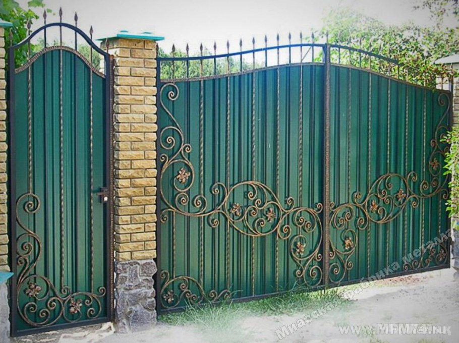 Кованые ворота с профлистом