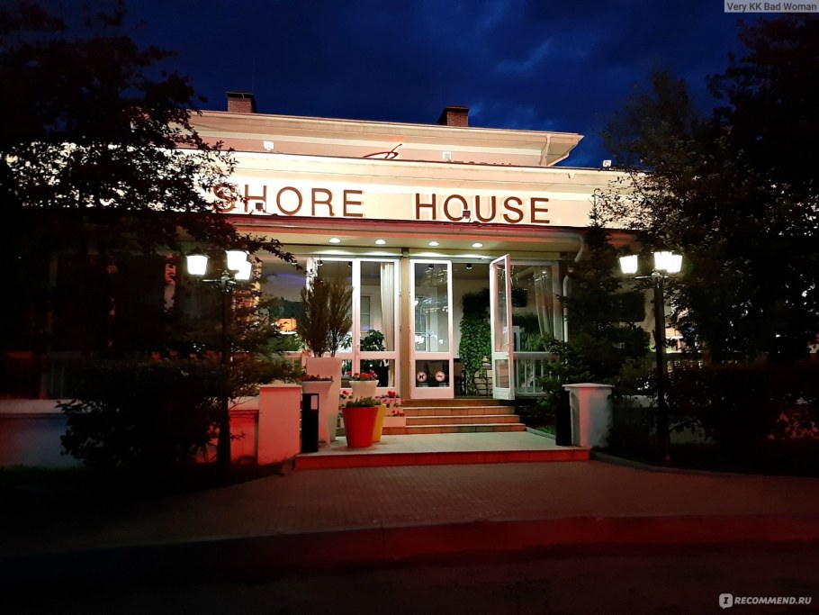 Shore House бассейн девушки
