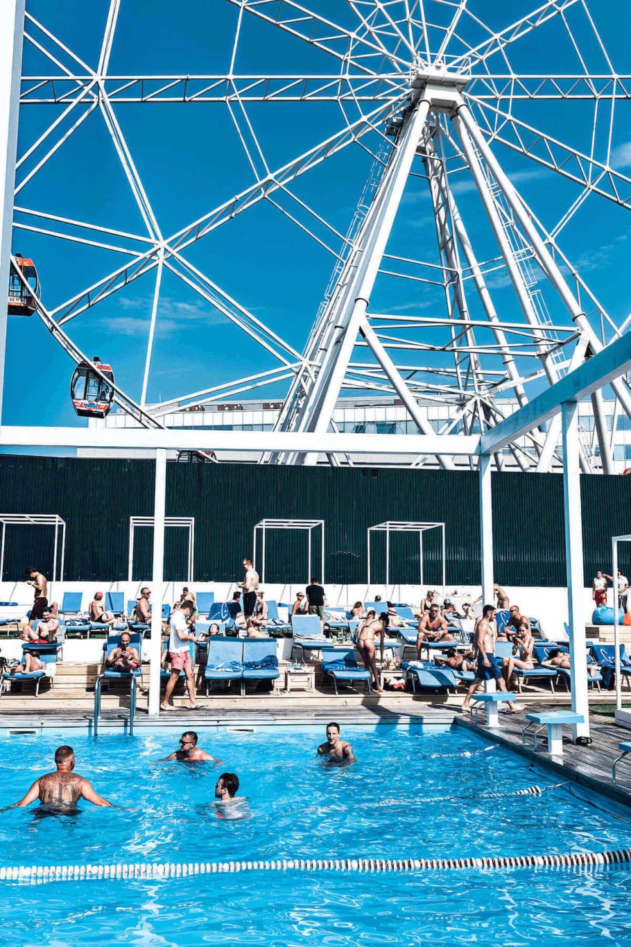 Открытый бассейн в Крокус фитнес Мякинино