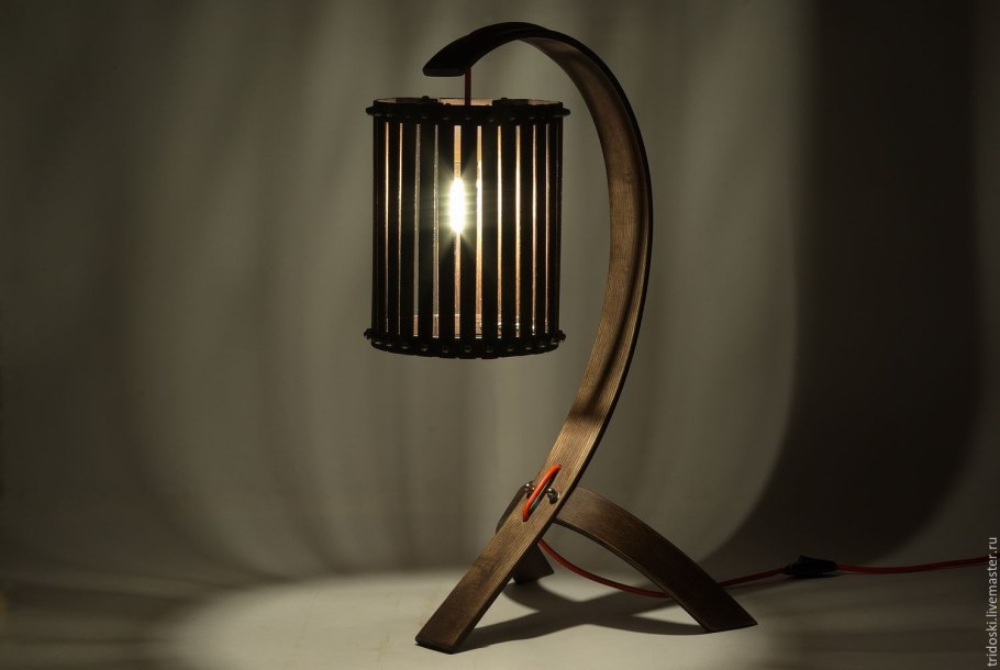 Настольная лампа из дуба