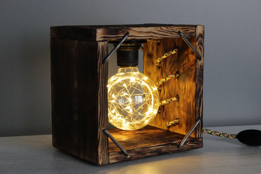Светильник из дерева
