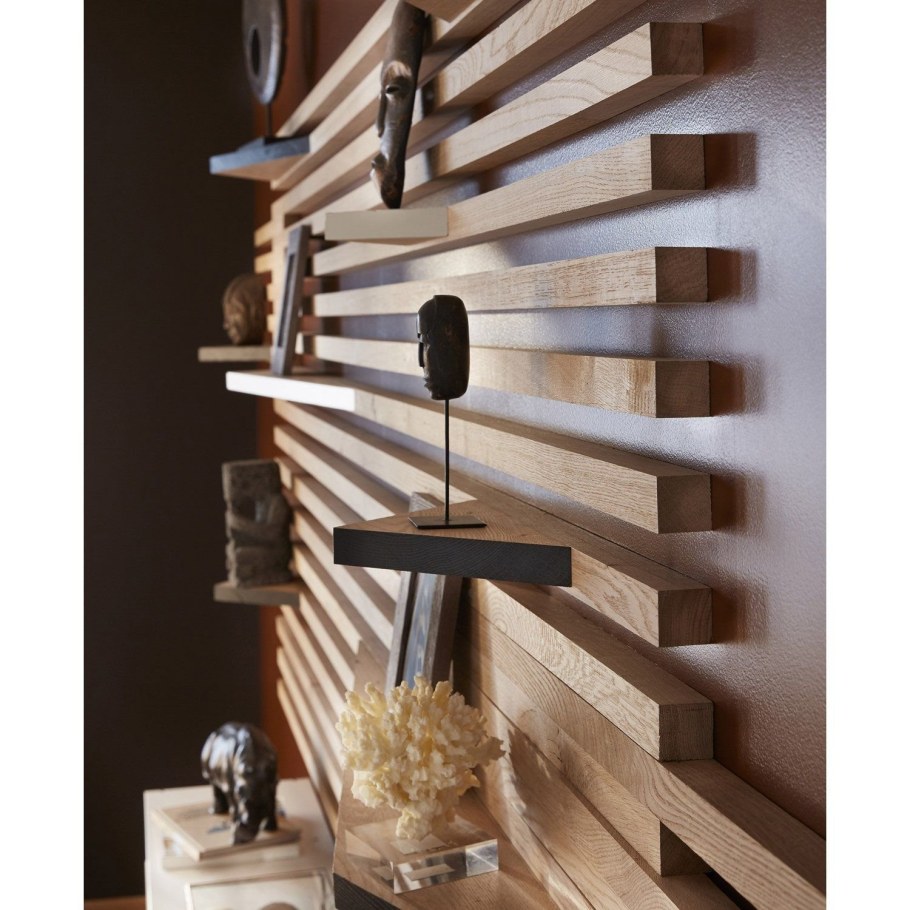 Деревянные рейки на потолке