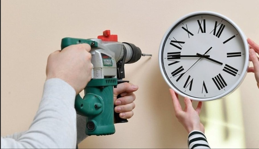 Люди делают ремонт