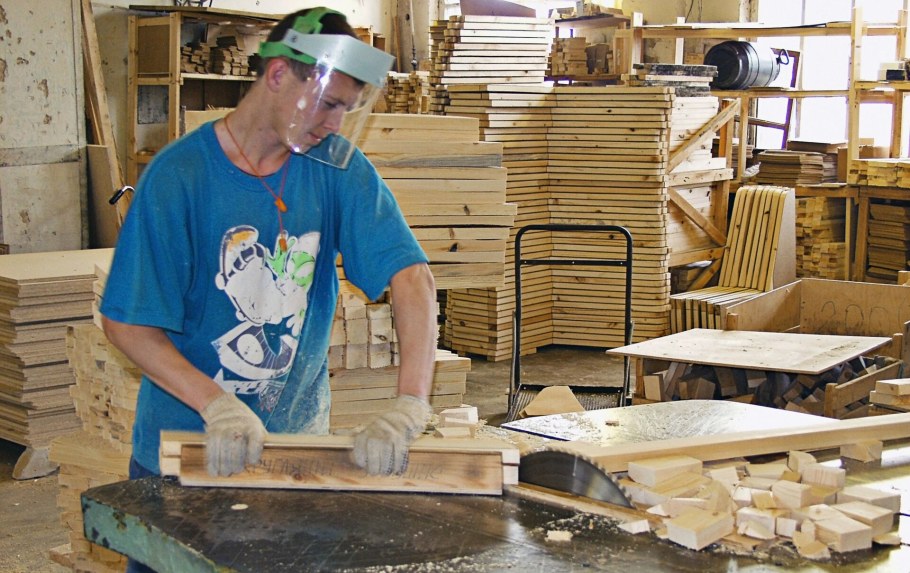 Столяр на мебельной фабрике