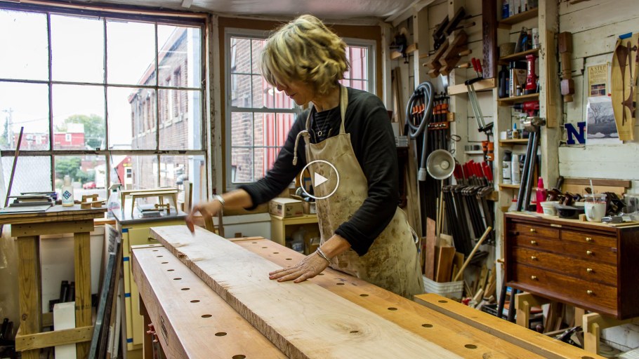 Столяр в мастерской