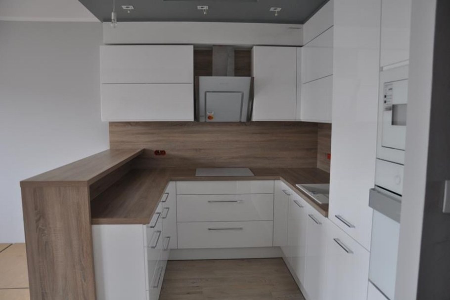 Г-образная кухня-гостиная