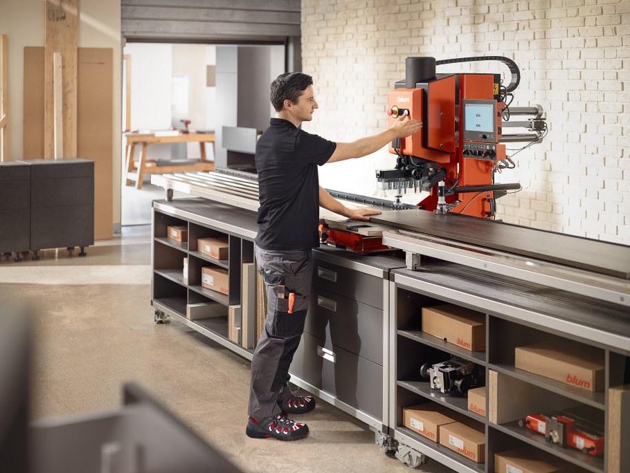 Обивщик мебели