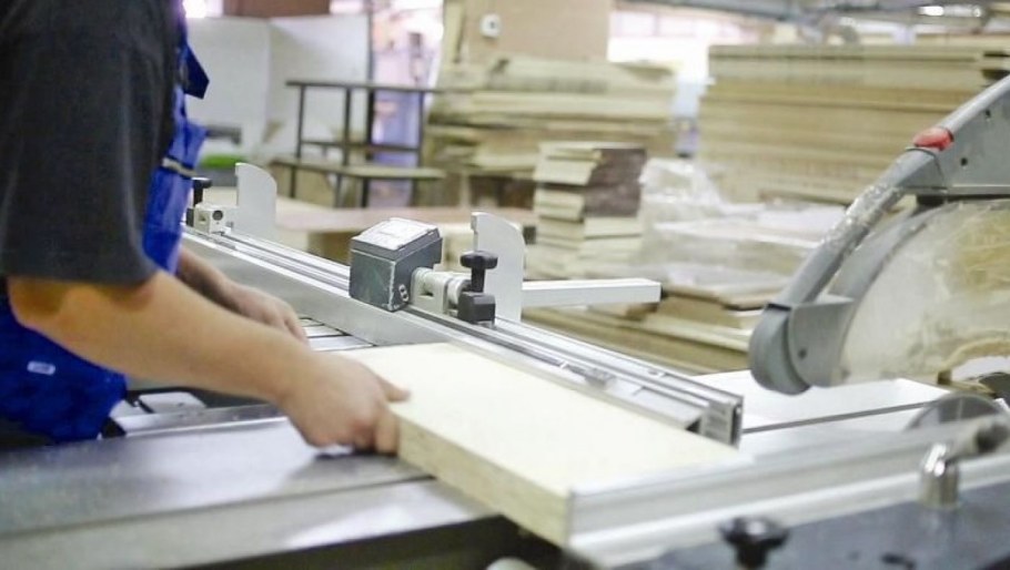 Рабочие на мебельной фабрике