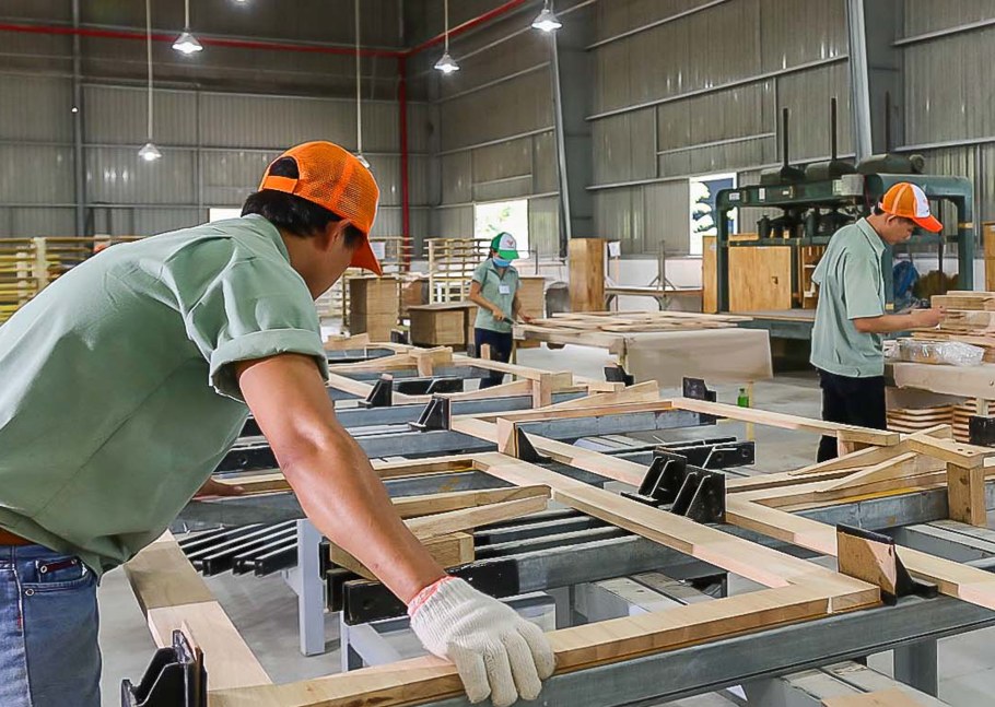 Рабочий на мебельное производство