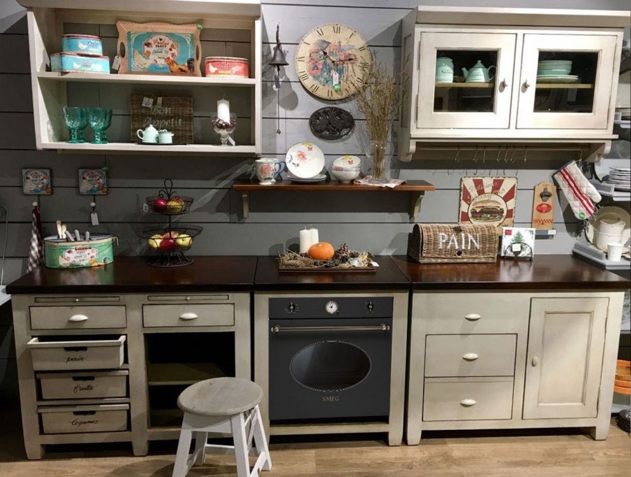 Кухня Прованс с открытыми полками