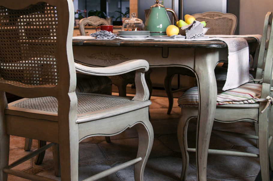 Столик в усадьбе