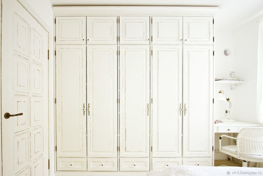 Шкаф белый распашной с антресолями w980