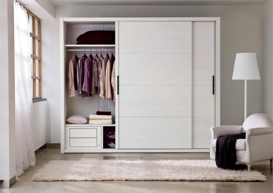 Белый встроенный шкаф