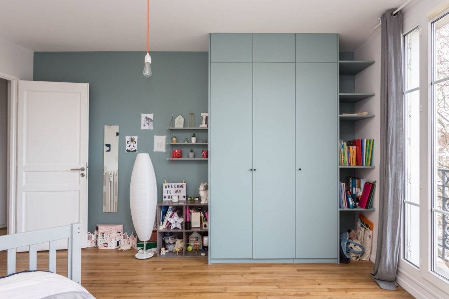 Шкаф в детскую до потолка