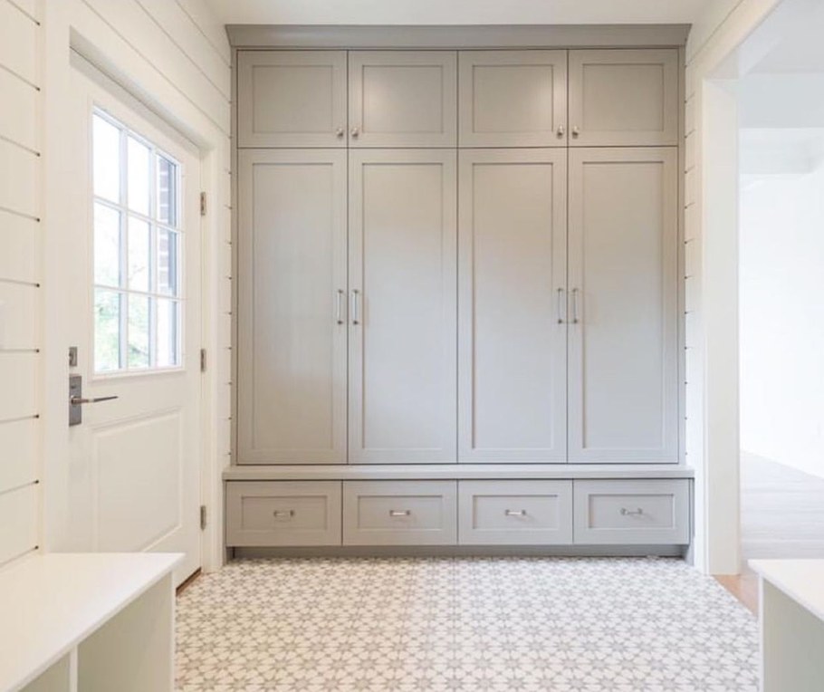 Шкаф в прихожую с распашными дверями