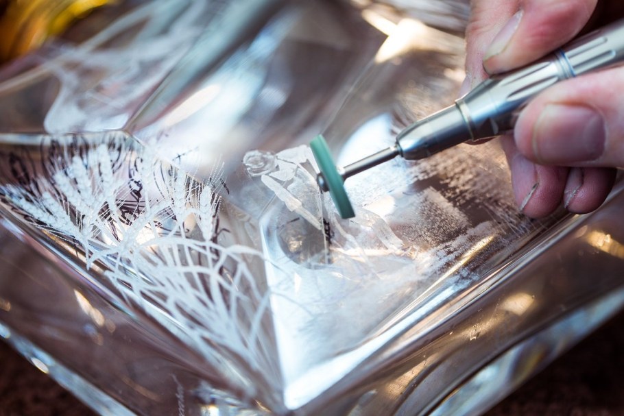 Механическая гравировка по стеклу