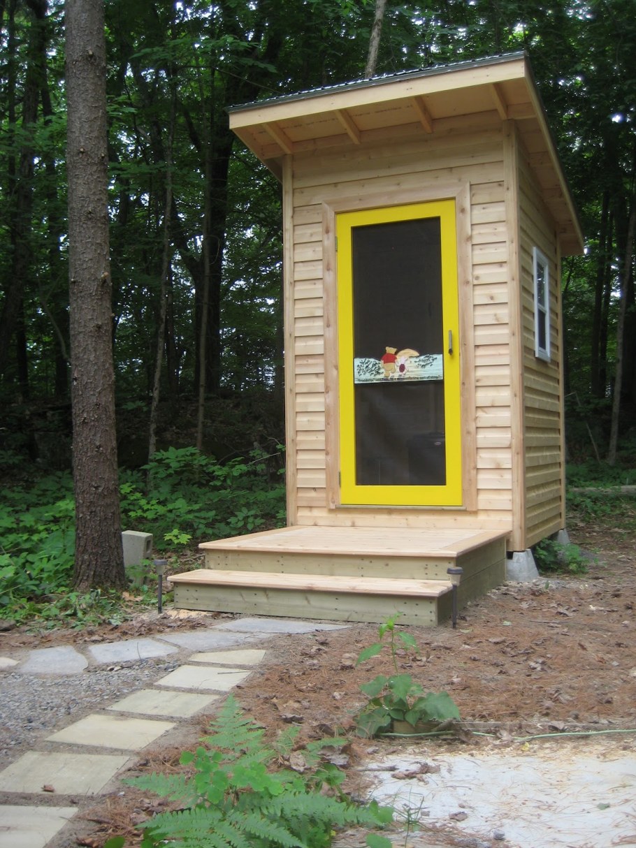 Красивый туалет на даче