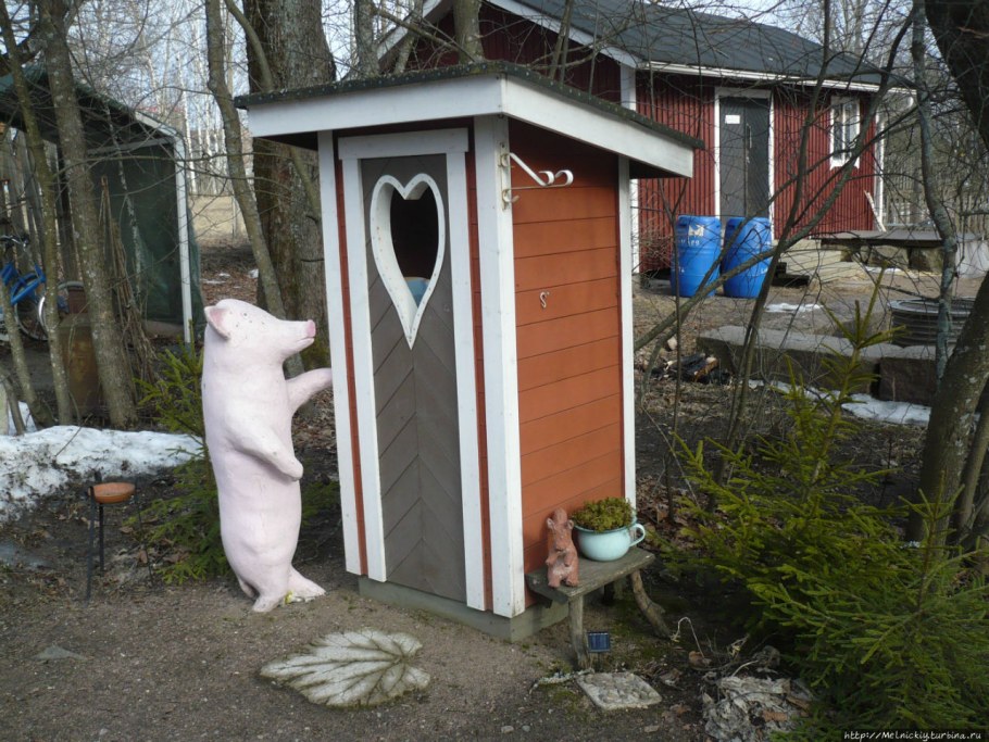 Стильный уличный туалет