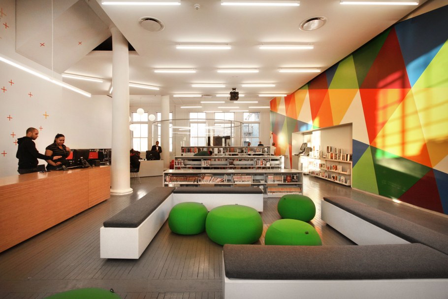 Холл современной школы