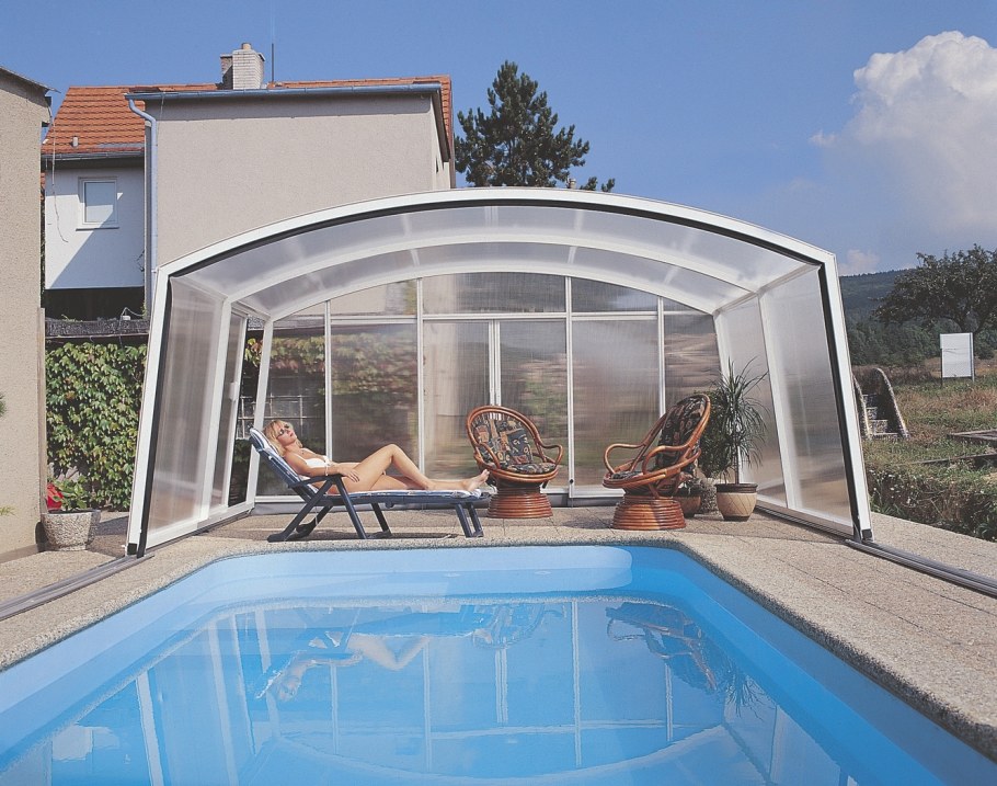 Бассейн на участке с навесом