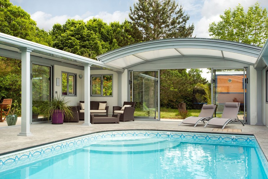 Терраса с бассейном на даче