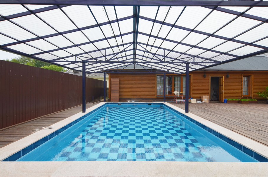 Бассейны под навесом в частном доме